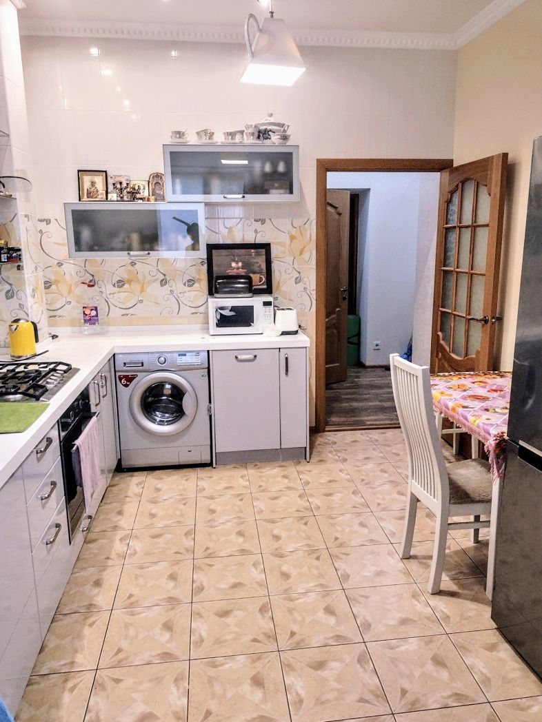 Продам 2- комнатную сталинку в центре Николаева