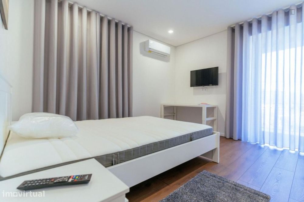551791 - Quarto com cama de solteiro, com casa...