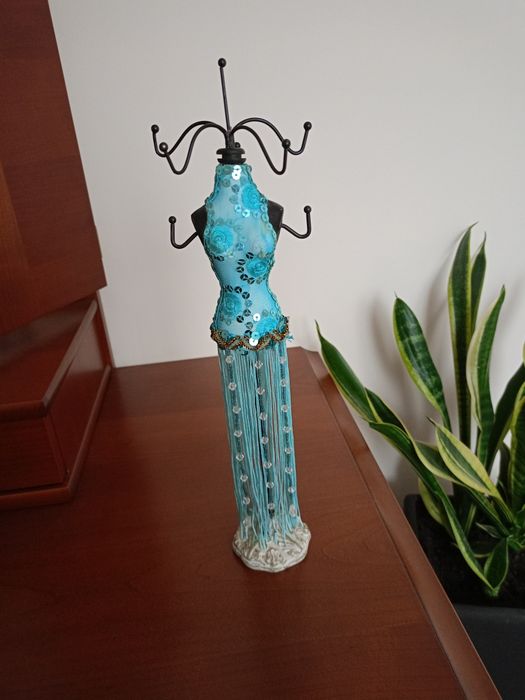 Piękny stojak na biżuterię.