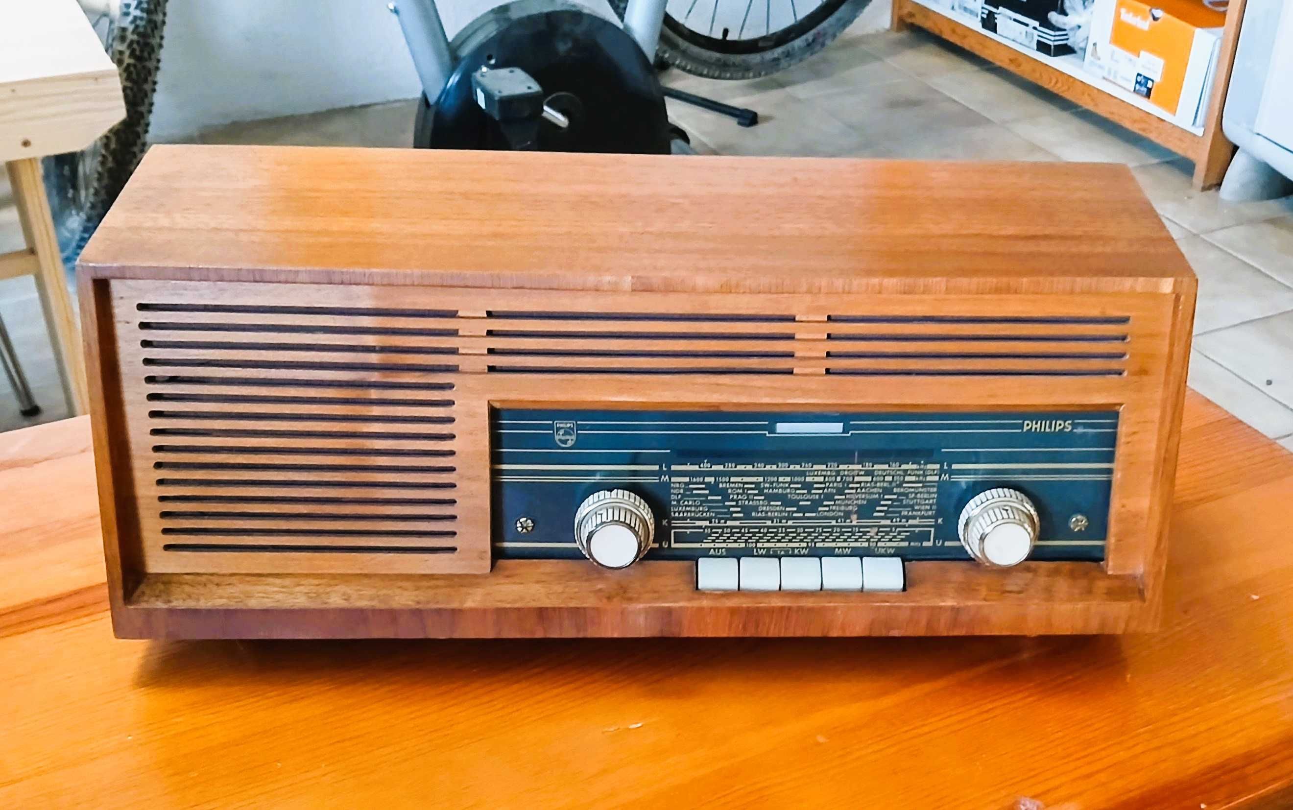 Rádio antigo Philips, Stella 324