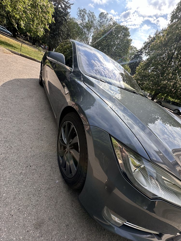 Продам Tesla Model S в отличном состоянии