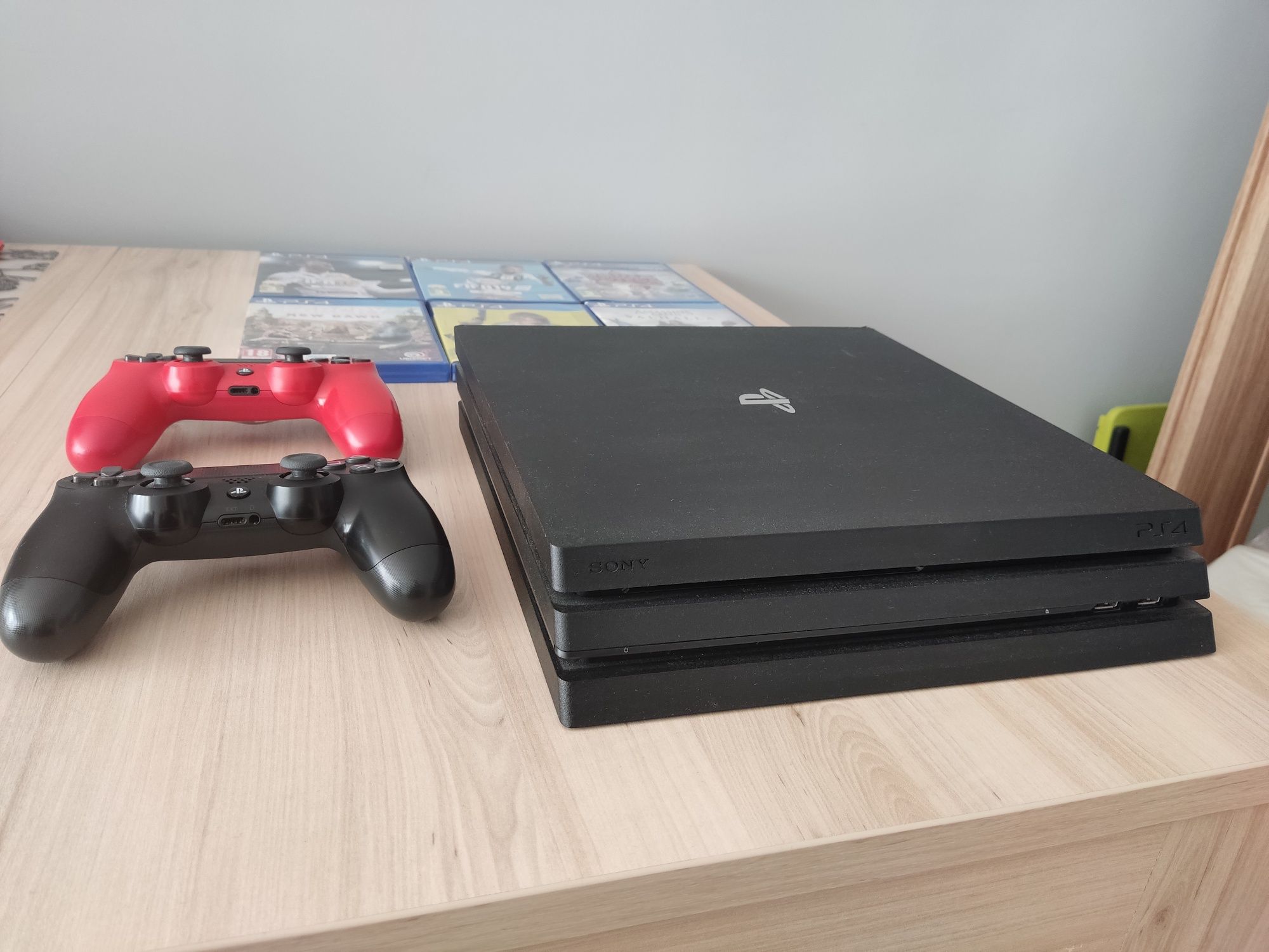 PlayStation 4 PS4 PRO 1 TB + 2 pady + 6 gier