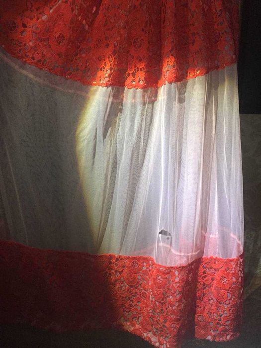 Платье нарядное выпускное вечернее кружево и сетка красное эффектноe