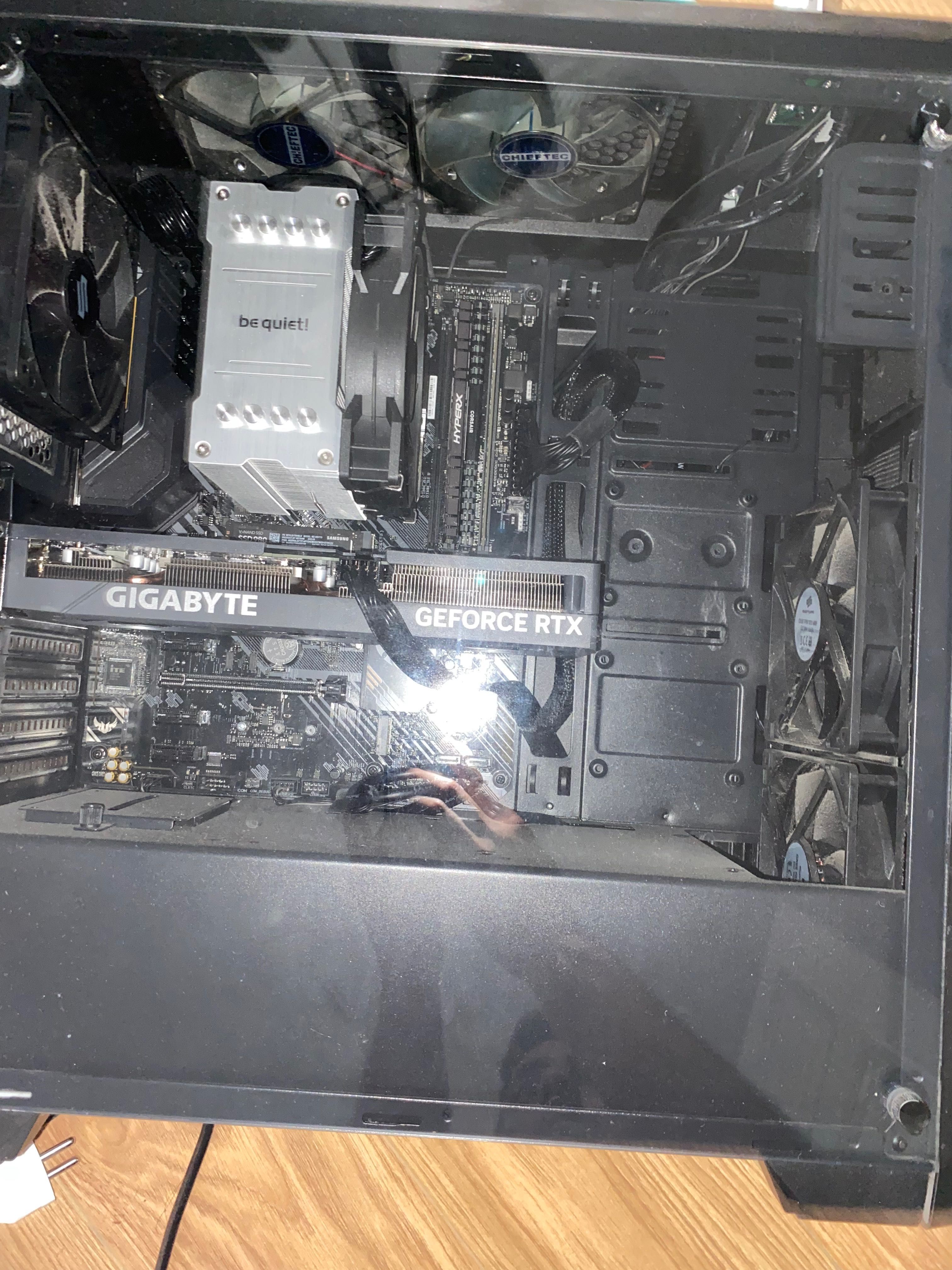 Komputer gamingowy+ myszka Razer+ klawiatura Razer+ Monitor MSI