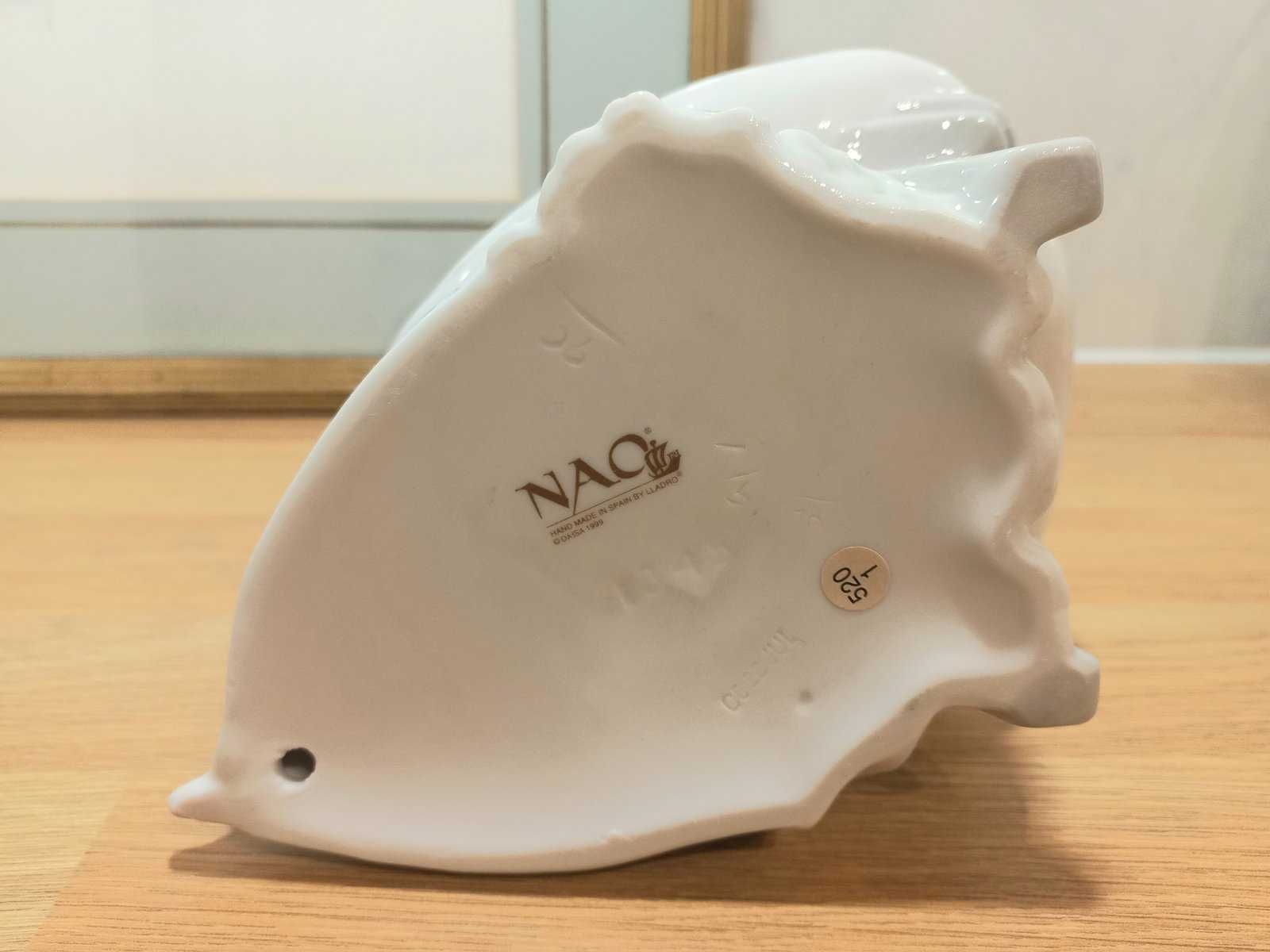 Статуэтка от .NAO Lladro,  девушка с цветами.