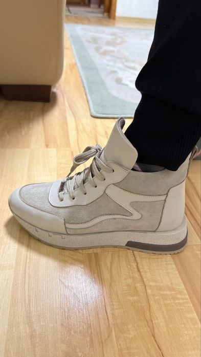 Продам зимові хутряні кросівки