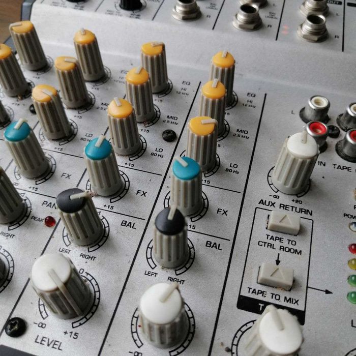 Микшерский пульт Behringer Europack UB802