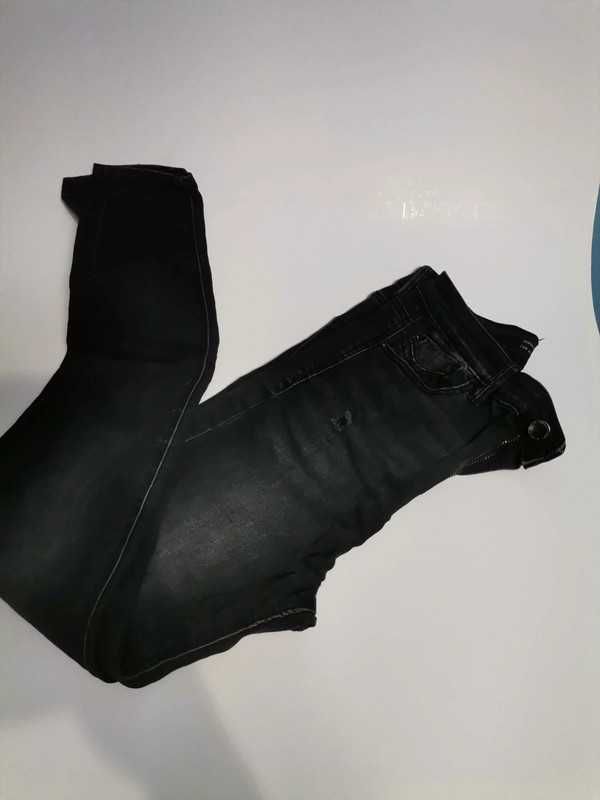 Calças pretas de cintura subida usadas