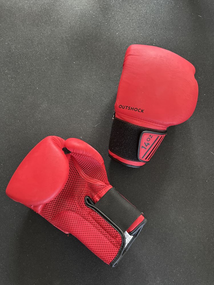 Saco de boxe com luvas