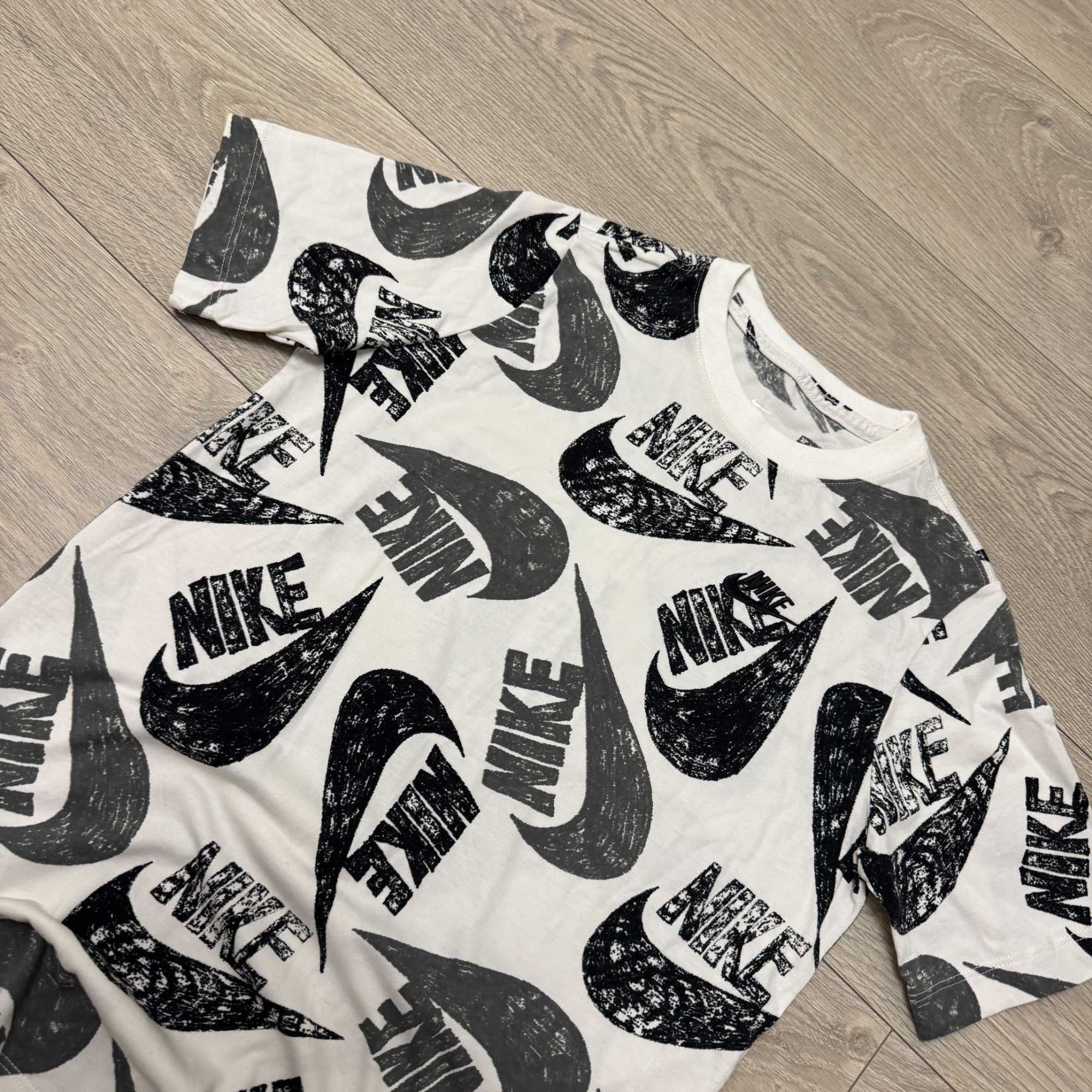 Стильна Монограмна Футболка Найк Nike Monogram,  розмір XS, оригінал