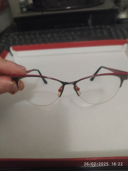 Óculos metálicos marca inglesa mulher