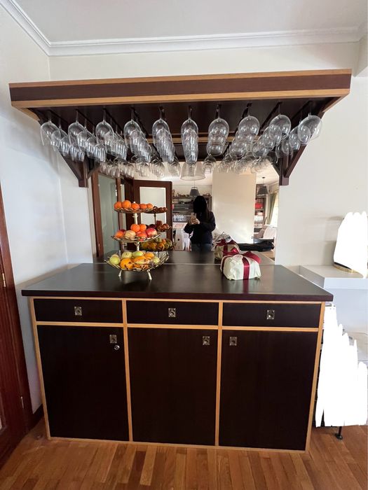 Móvel/ Aparador de sala com organizacão dentro