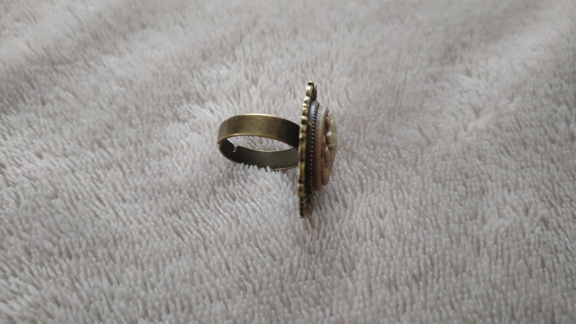 Piękny pierścionek regulowany z kamea kobieta vintage retro regulacja
