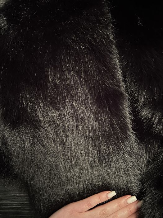 Еко-шубка чорного кольору в стилі ZARA