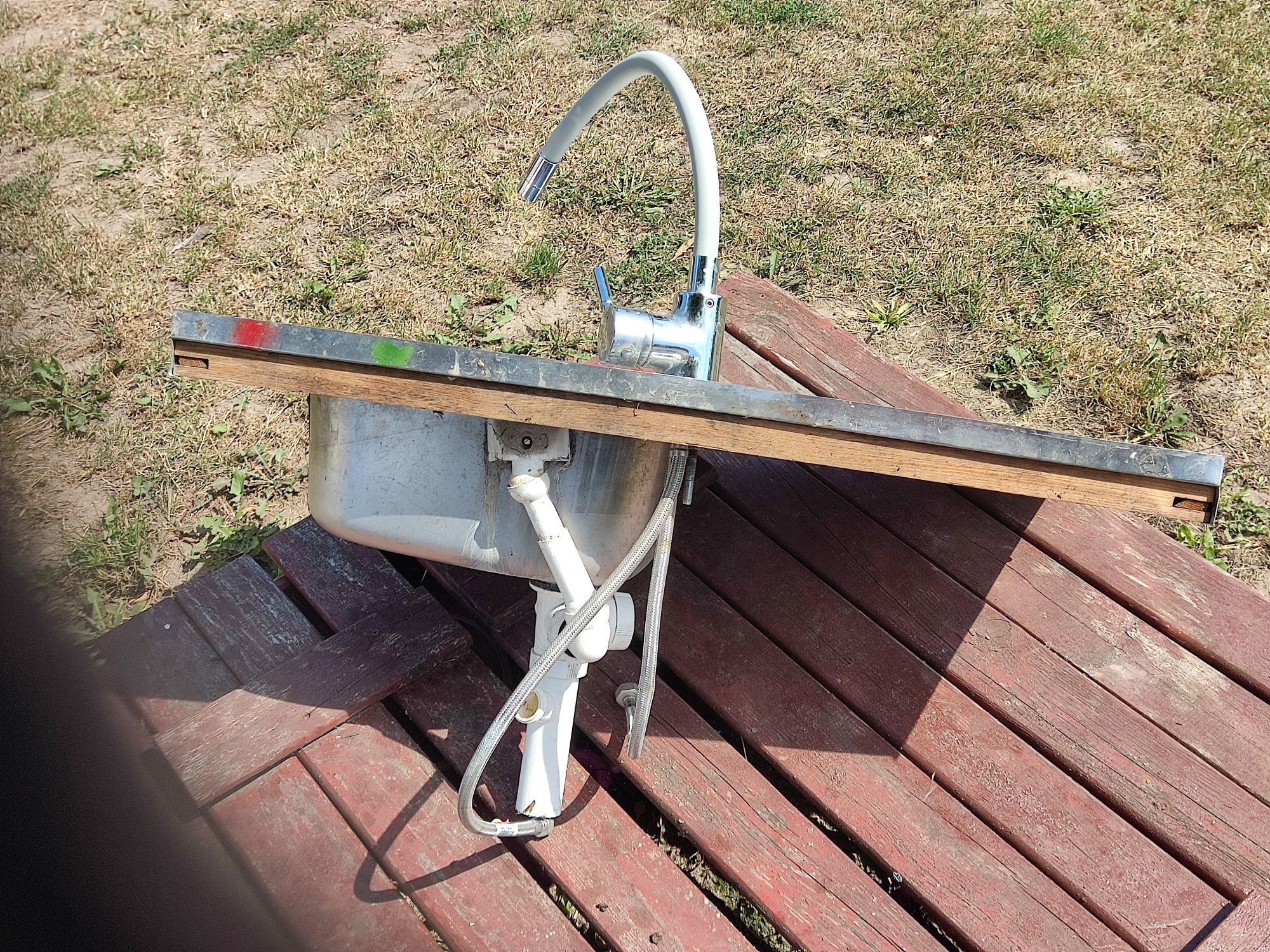 Zlew aluminiowy z baterią