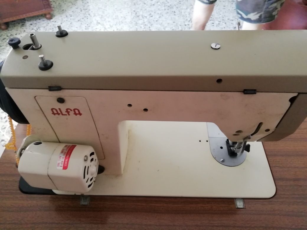 Máquina de costura elétrica com móvel