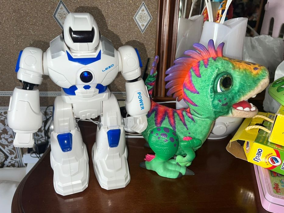 Робот і динозавр робочі