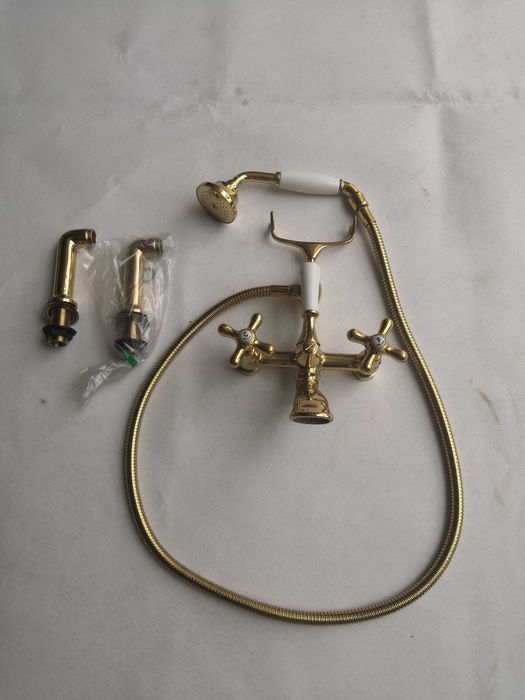 Złota bateria łazienkową do wanny i do prysznica.