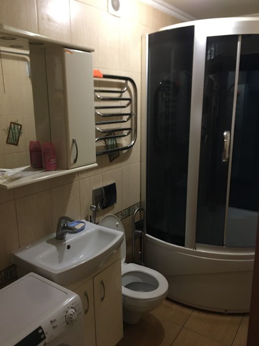 бульвар Лесі Украінки,14 подобово.метро Палацу Спорту