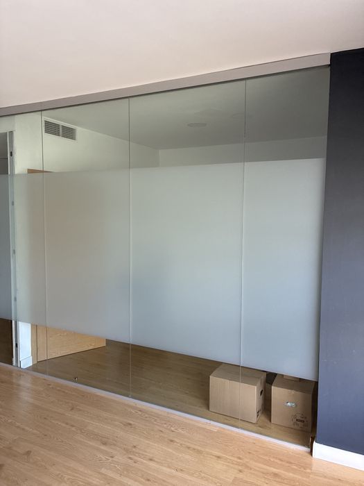 Vendo estrutura de vidro temperado com porta