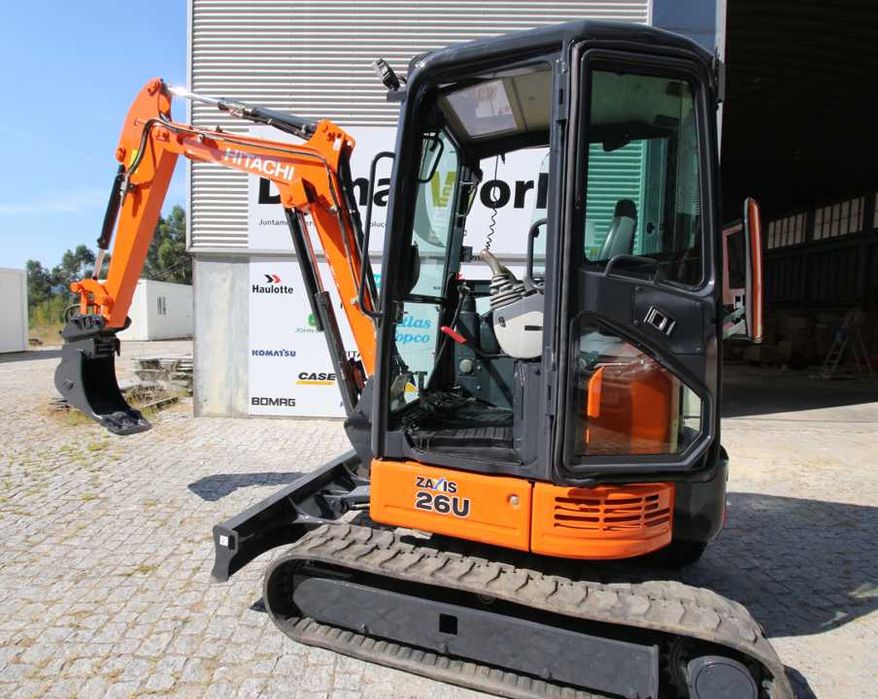 Minigiratória Hitachi ZX 26U de rastos (como nova)