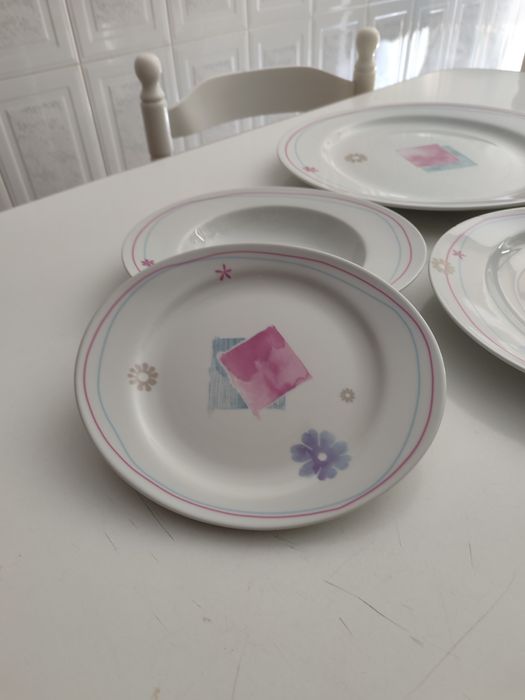 Conjunto de loiça nova.