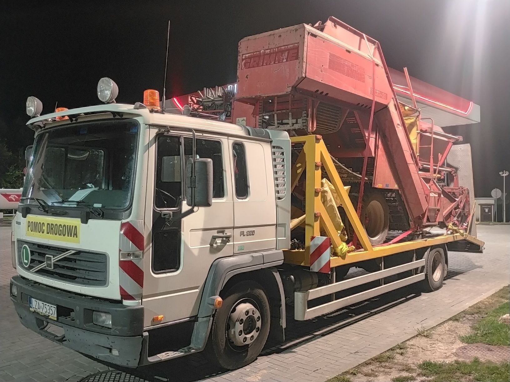 Pomoc drogowa transport ciągnika laweta holowanie autolaweta auta