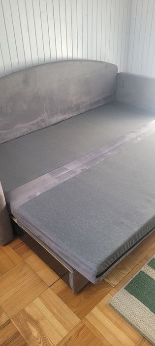 Kanapa z funkcją spania i pojemnikiem na pościel