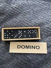 Domino w drewnianym pudełku