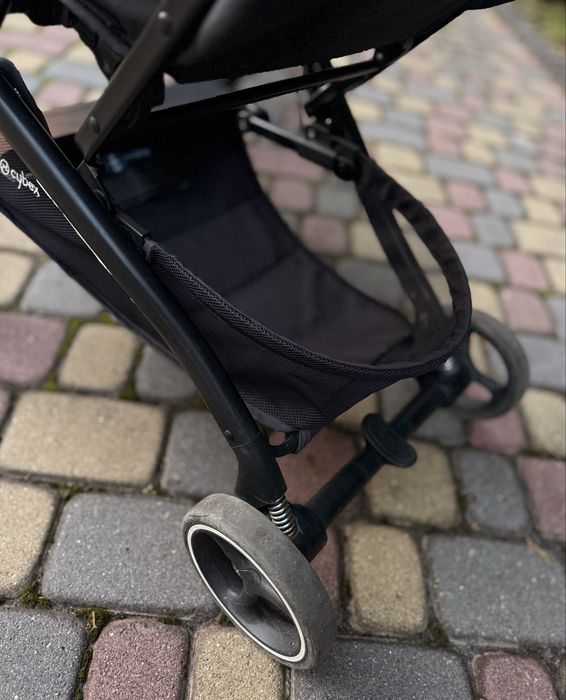 Легка прогулянкова коляска Cybex Beezy