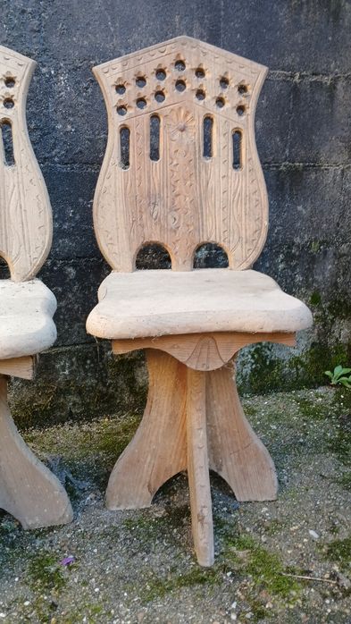 Vendo 3 cadeiras madeira trabalhadas à mão