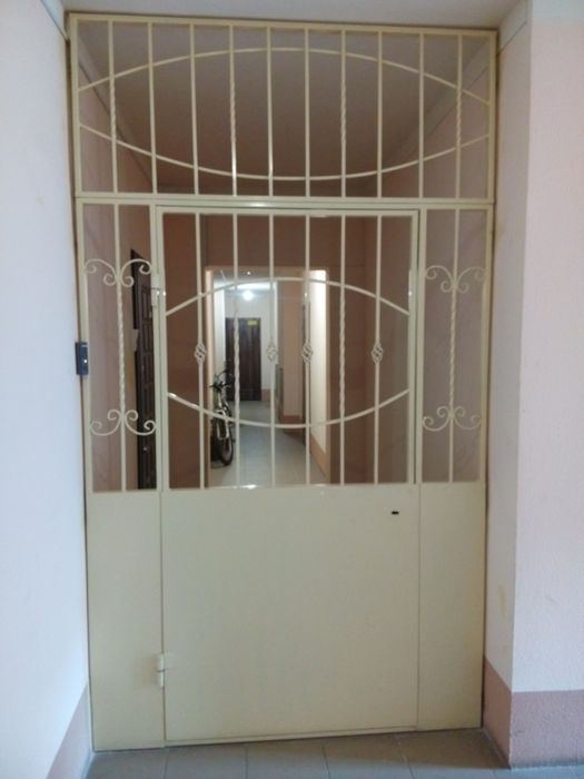 Тамбурные, парадные, решетчатые двери.