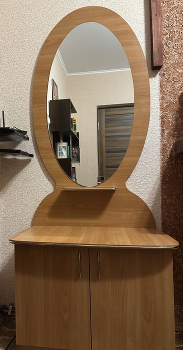 Шафа з дзеркалом в передпокій