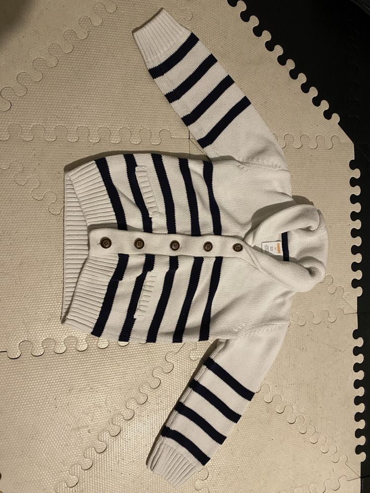 Biały sweter chłopięcy 110 guziki elegancki