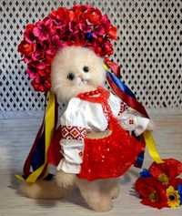 Кошка Украинка в национальном костюме и веночке, декоративная игрушка
