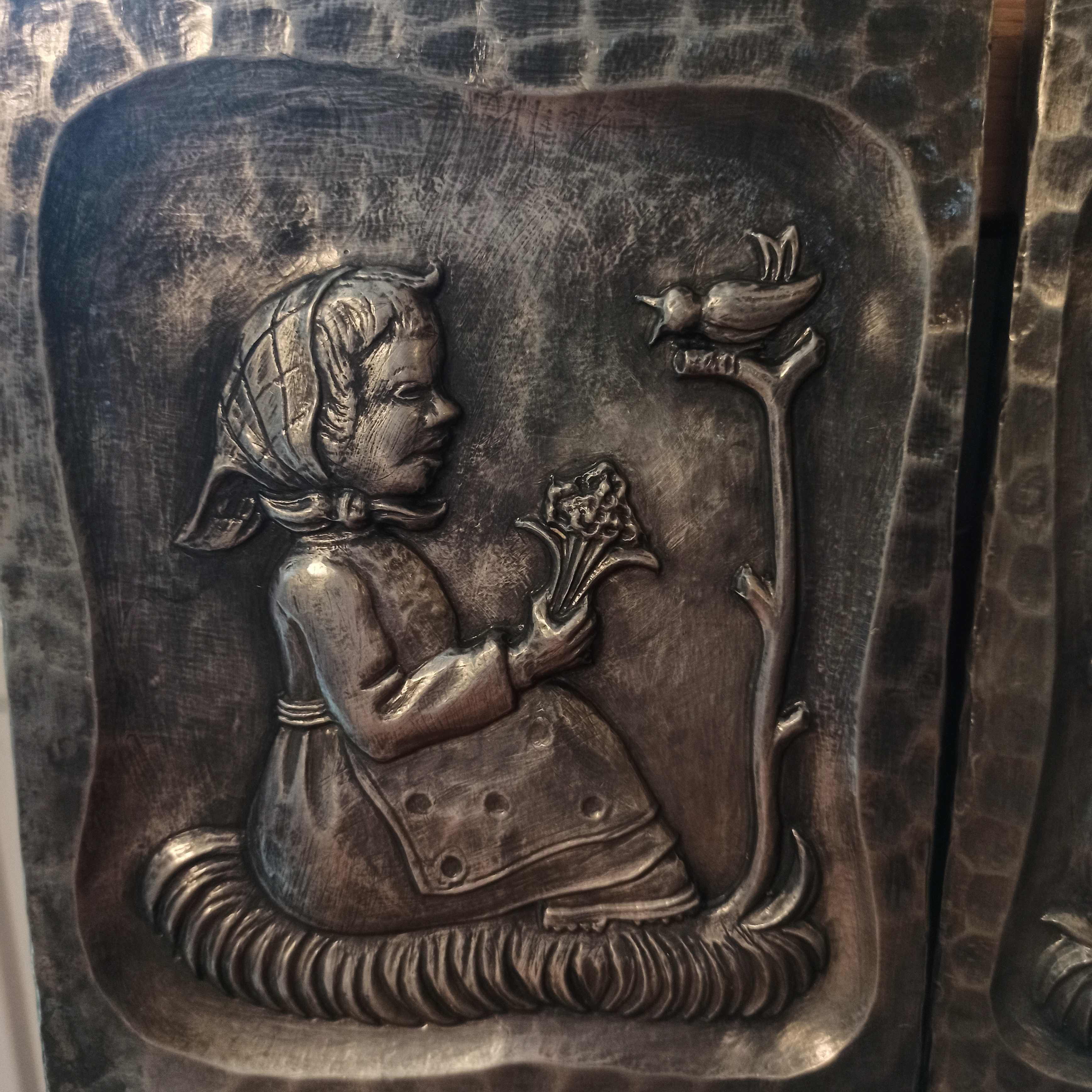 Dziewczynka i chłopiec  metaloplastyka