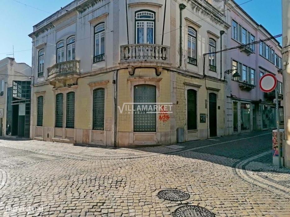 Edifício com R/C e 1º Andar da banca destinado a serviços situado na z