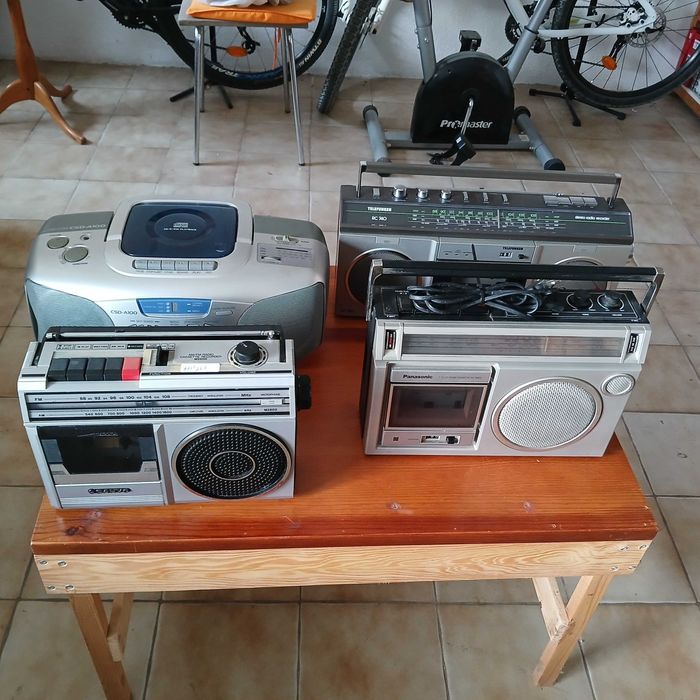 Lote  de 4 rádios, Aiwa, Panasonic, Telefunken e Sanyo