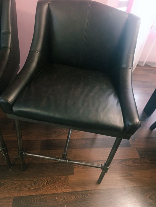 Fotele skórzane z metalowymi nogami