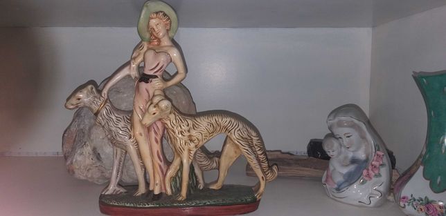Estatueta em porcelana ,Santini Mulher 2 Cachorros Borzoi Wolfhound