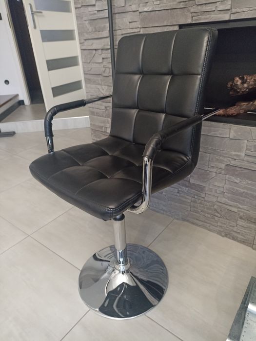 Krzesło czarne obrotowe pikowane ekoskóra