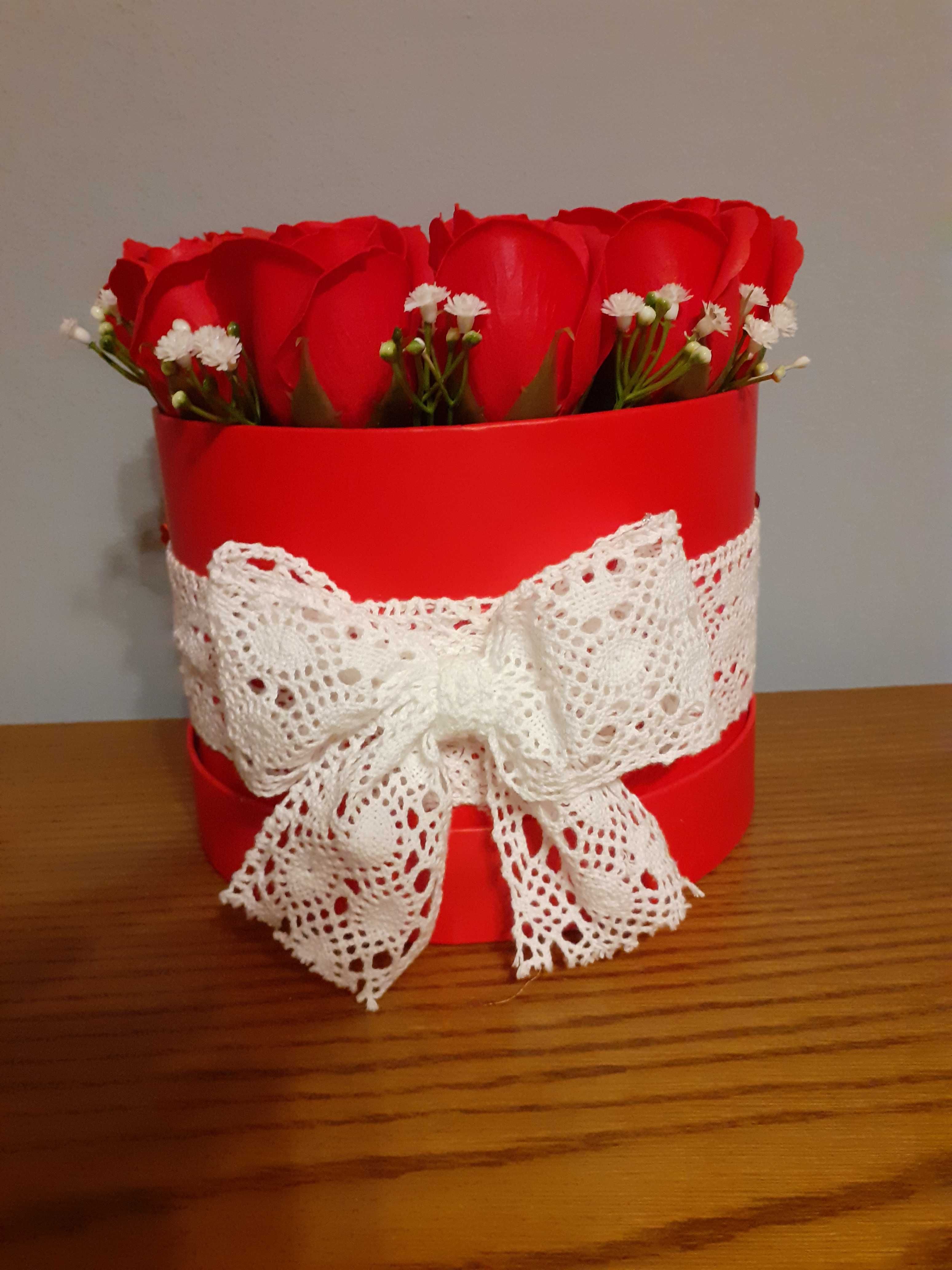 Flowerbox mydlanymi różami i ferrero rocher