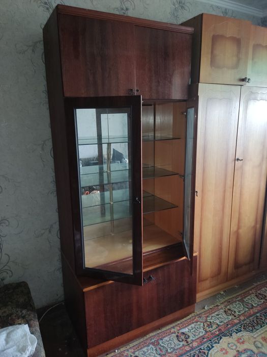 Сервант (стеклянные двери, стеклянные полки)