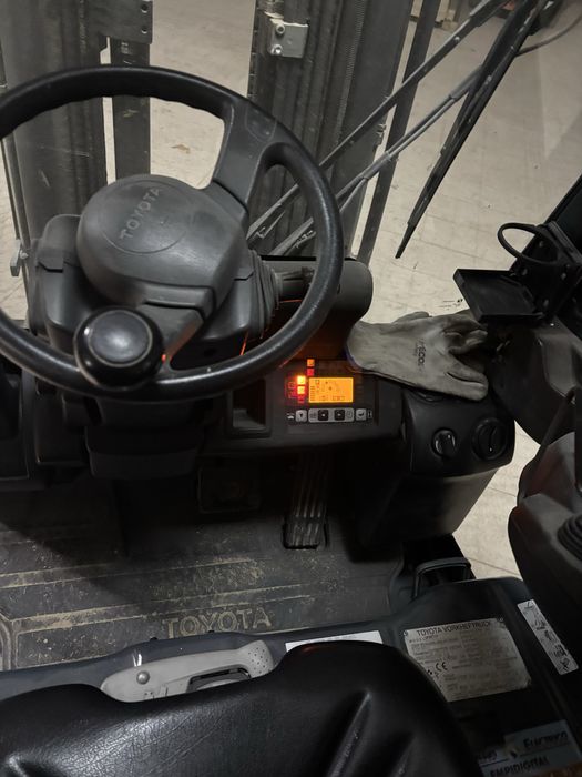 Empilhador toyota 1.5T elétrico com torre tripla em bom estado geral