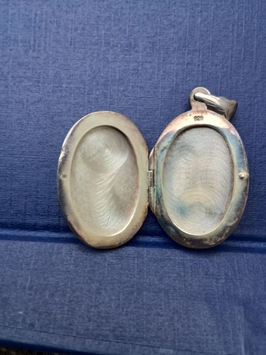 Duży otwierany srebrny sekretnik