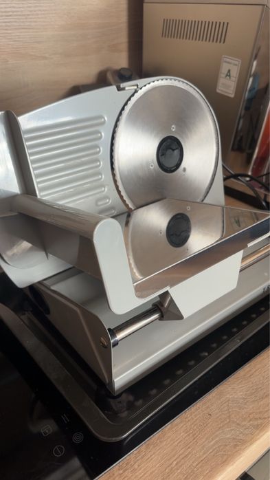 Krajalnica elektryczna do chleba wędlin sera warzyw metalowa mocna 150