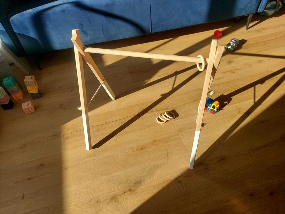 Stojak edukacyjny drewniany Baby Gym60cm x 60cm z 5 kółeczkami