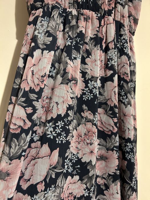 Długa letnia sukienka w kwiaty na ramiączkach