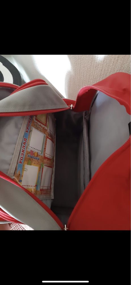 Красный школьный портфель
