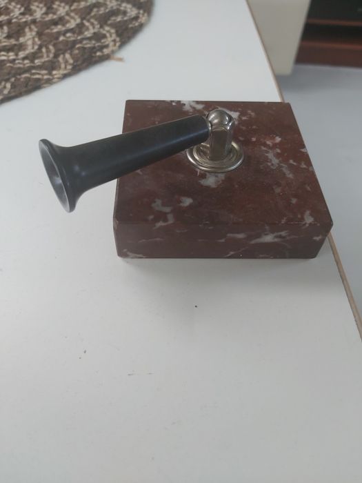 Stojak na pióro z marmurową podstawą